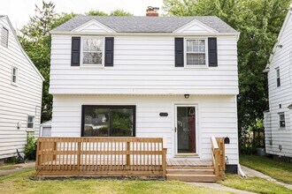 Building Photo - Beautiful three bedroom home with fenced i...