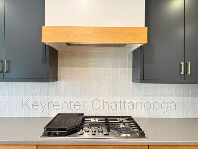 Building Photo - 8925 Pine Ridge Rd