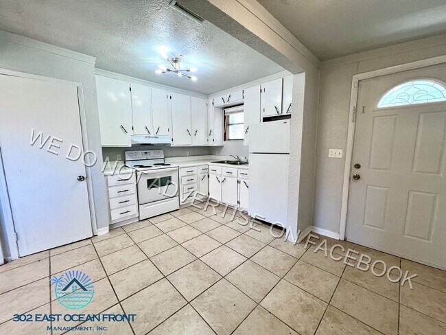 Building Photo - Updated and spacious 3 bedroom / 2 bathroom unit now available for rent!