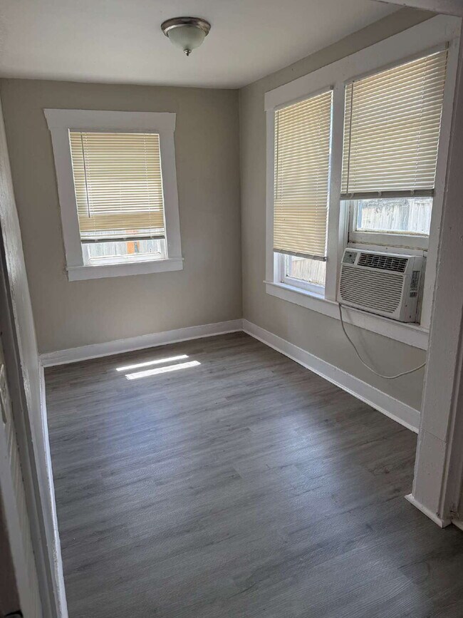 Building Photo - Beautiful Two Bed/One Bath Close to the Mi...