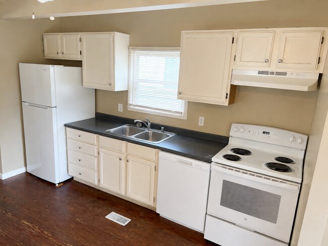 Building Photo - 640 Golfview Dr