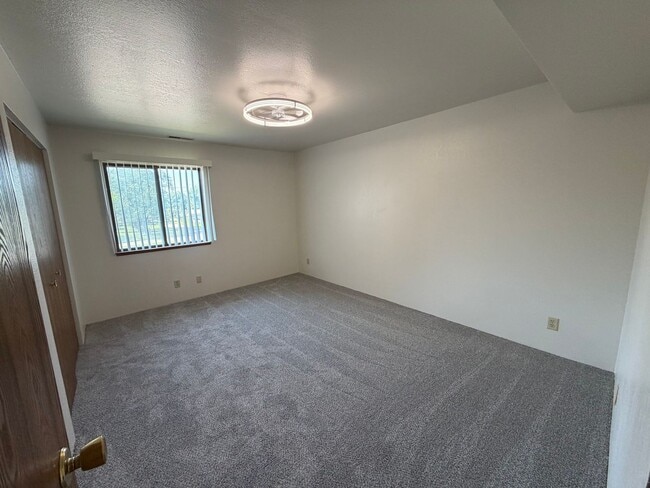 Building Photo - Top floor (3rd floor) 1 bedroom 1 bath with Private Balcony