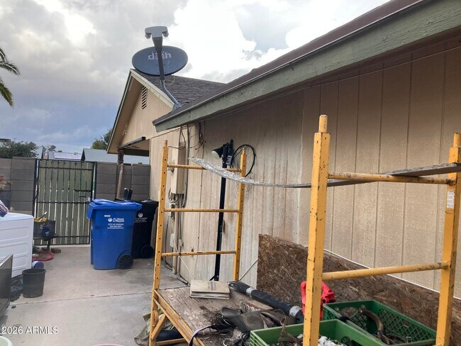 Building Photo - 7613 W Devonshire Ave