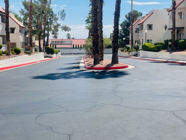 Building Photo - Summerlin Gem 2 bd, 2 bth Condo Ideal loca...