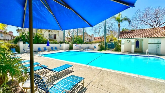 Building Photo - Beautiful, End Unit Condo, in the Very Des...