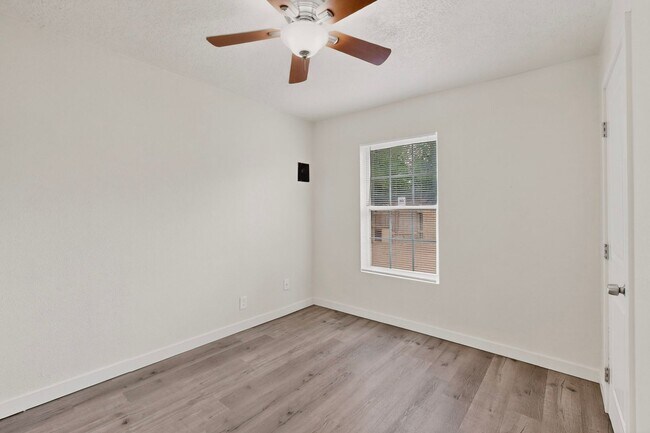 Building Photo - 1846 Henry Cir SW