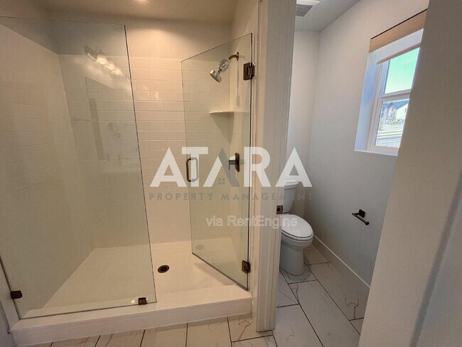 Building Photo - 909 Sagehill Dr