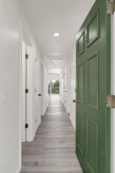 Building Photo - 10607 Des Moines Memorial Dr S