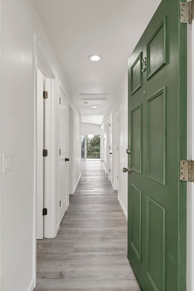 Building Photo - 10607 Des Moines Memorial Dr S