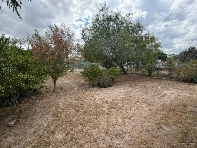 Building Photo - 2037 W Diaz Ave