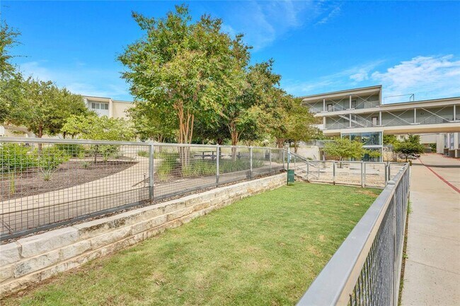 Building Photo - 604 N Bluff Dr