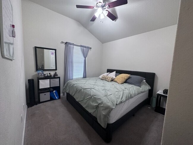 Building Photo - Beautiful & Well-Maintained 3 Bedroom, 2 B...