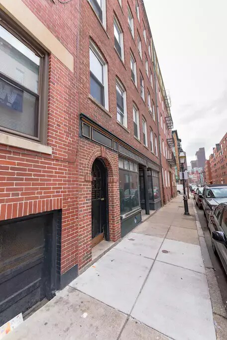 Building Photo - 160 Endicott St