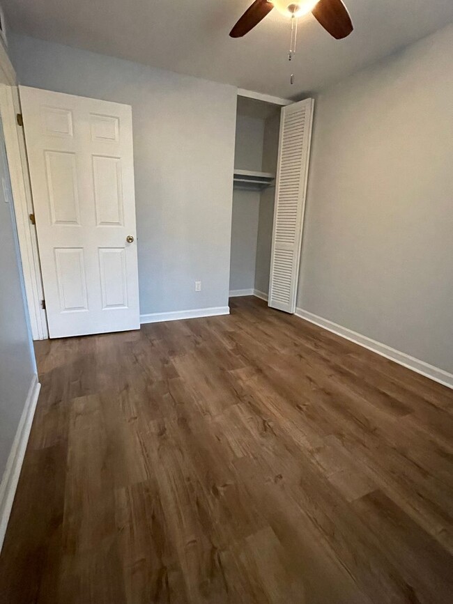 Building Photo - 2 bedroom, 1 bath apartment in small compl...