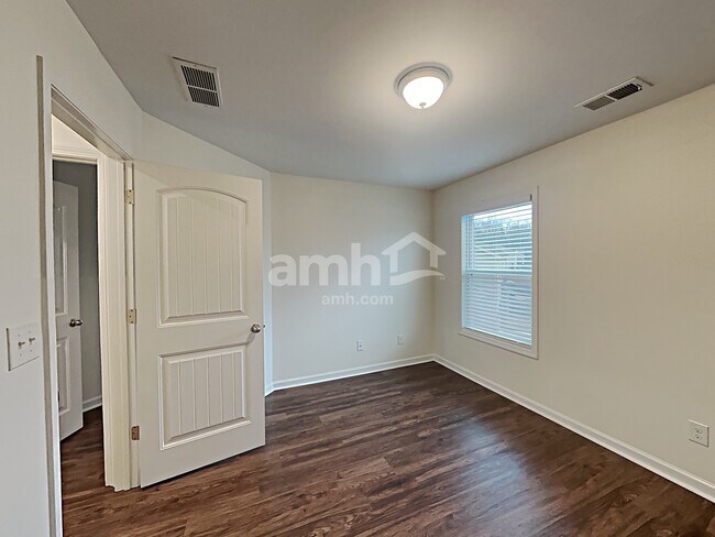Building Photo - 85 Royalty Ln