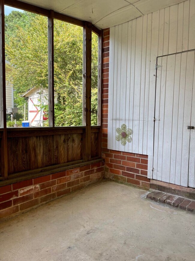 Building Photo - 2 bedroom, 1 bathroom updated home in Normaltown Available now!