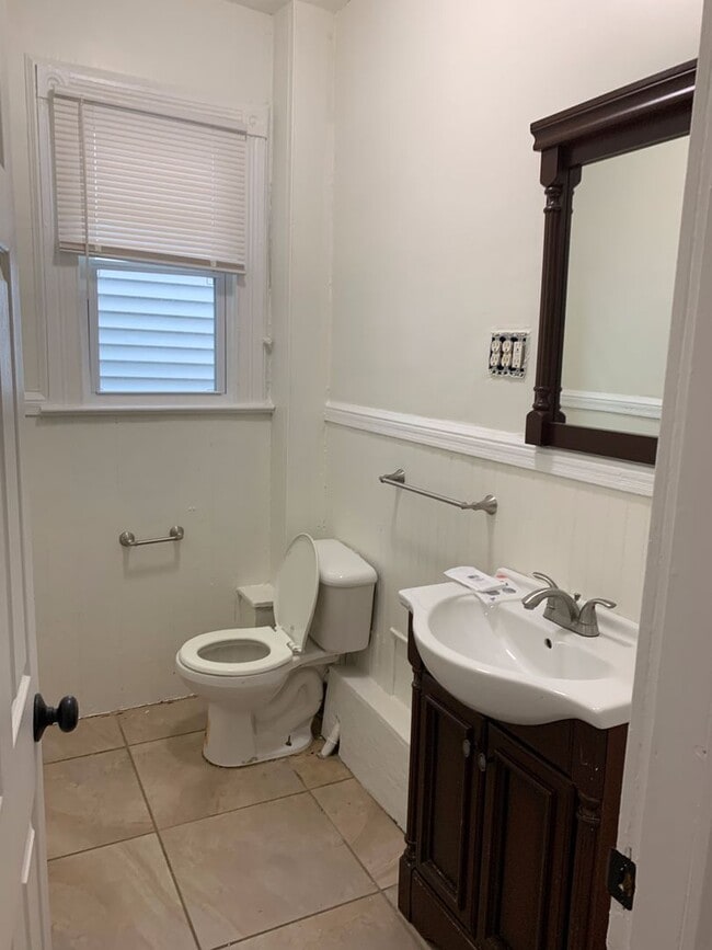 Building Photo - Single Family Home 3 beds 2 baths Newark