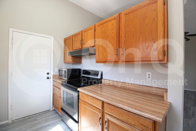 Building Photo - 713 W Mesquite St