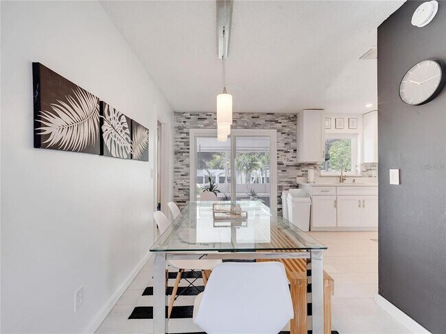 Building Photo - 4754 Lake Shore Dr