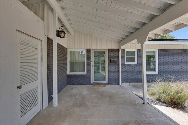 Building Photo - 2102 Bristol Dr