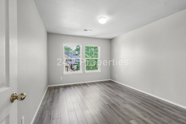 Building Photo - Inviting 3 BD | 2.5 BA Home w/ Massive Bac...