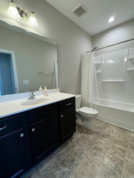 Building Photo - 1025 Lathrop Ln