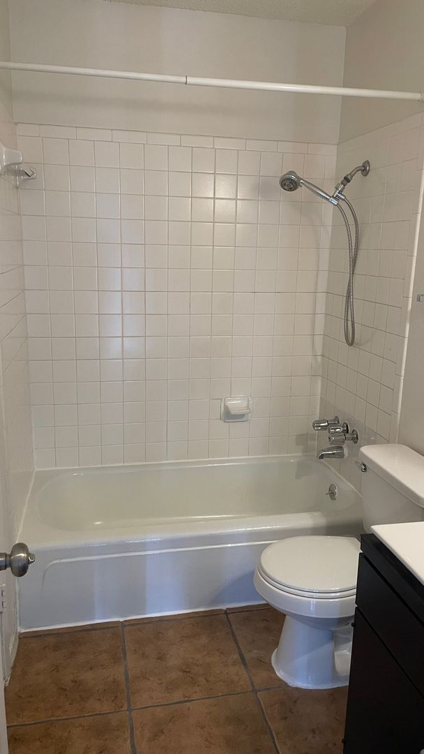 Building Photo - 2 Bed/ 1 Bath With Easy Access to 183/290 and 35