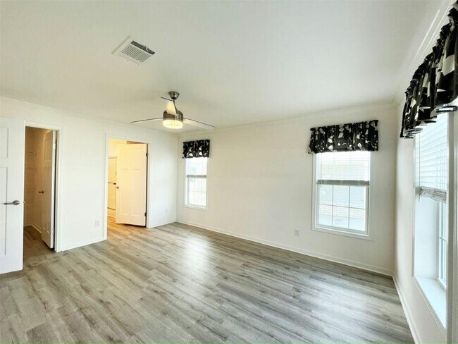Building Photo - 10921 SW 30th Ave