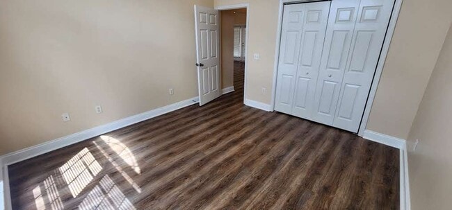 Building Photo - Great Home and Location-Available Now!