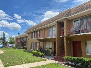 Building Photo - 925 W Oak Ridge Rd