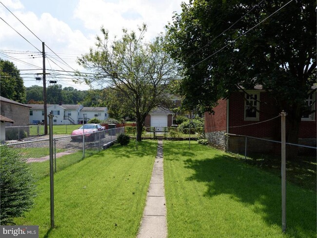 Building Photo - 1132 Stirling St