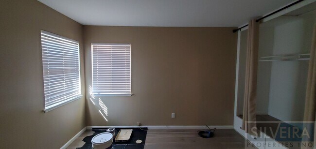 Building Photo - 1642 N Russell Ave