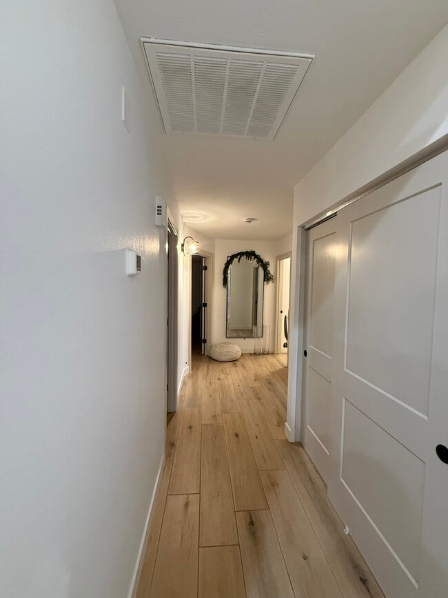 Building Photo - 948 E Grandview St