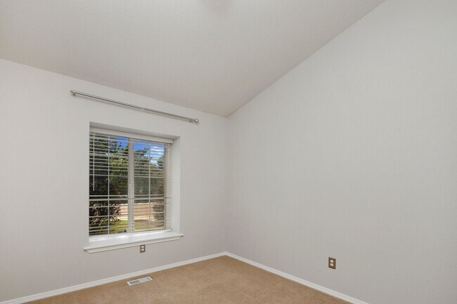 Building Photo - Discover this charming 4-bedroom, 2-bathroom home in Meridian!