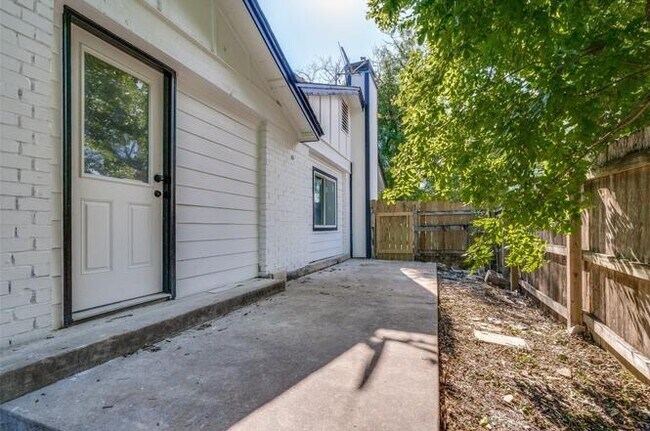 Building Photo - 9412 Quail Meadow Dr
