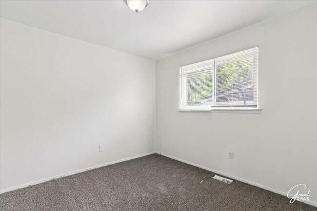 Building Photo - 3 bedroom ranch $1250 - Lease Special