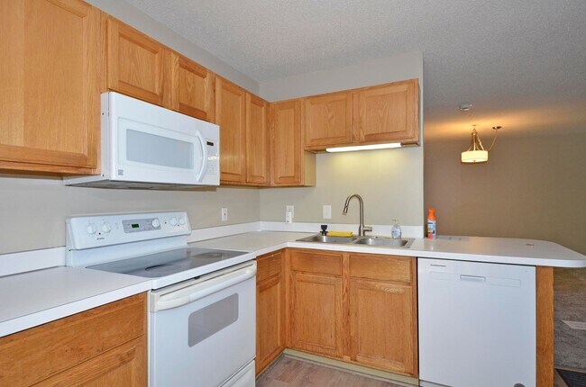 Building Photo - Beautiful 2-Bed 1.5-Bath Townhouse in Eagan - Available Now!
