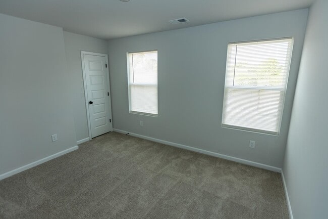 Building Photo - 324 Sweet Vernal St