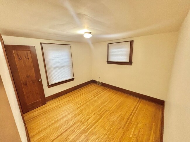 Building Photo - Spacious 3bd House | Driveway | Sunroom