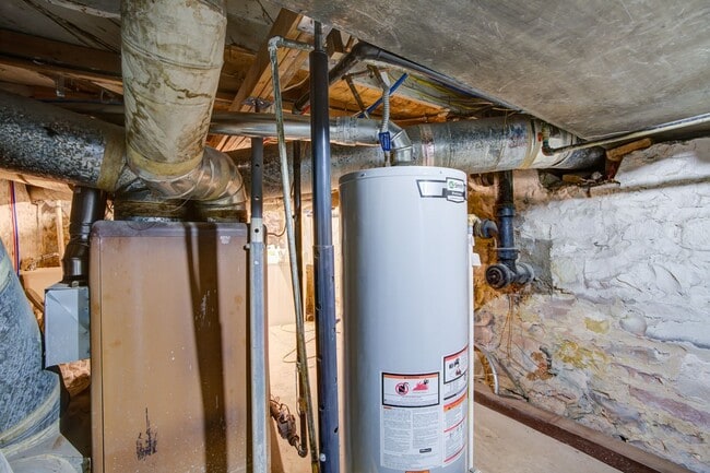 Building Photo - Turn of the Century Bungalow 1 bed, Downtown, 1 Block from CO College