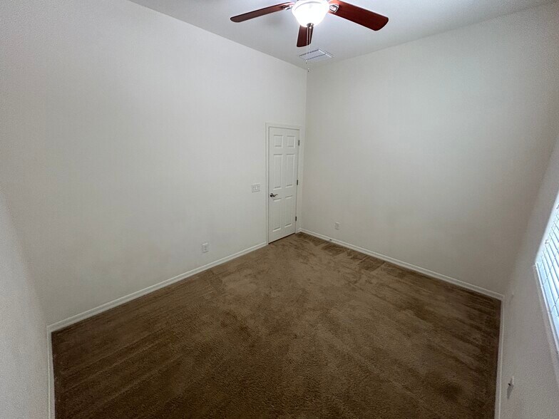 Building Photo - 3841 E Powell Pl