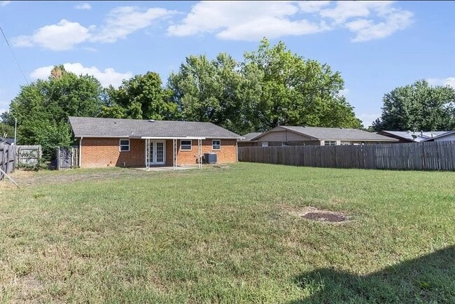 Building Photo - 700 Claremont Dr