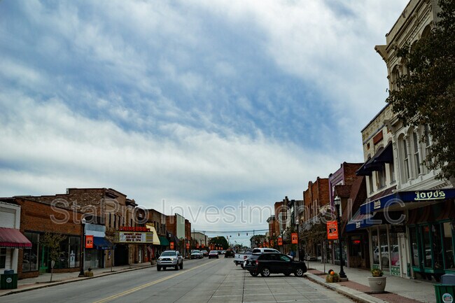 Building Photo - 2360 Hamilton Ave