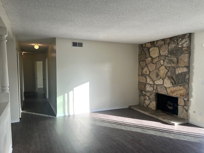 Building Photo - Beautiful 4 Bedroom Home in Huntington Beach