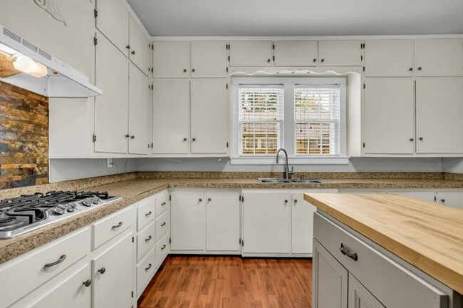 Building Photo - Renovated 3 Bedroom 2 Bath Home for Rent!