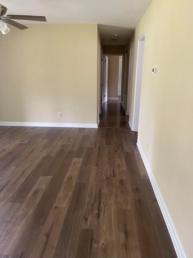 Building Photo - Charming Three Bedroom Brick Ranch in Colu...