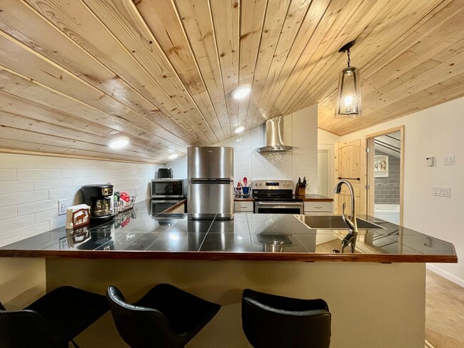 Building Photo - Beautiful efficiency apartment with balcony near UAF