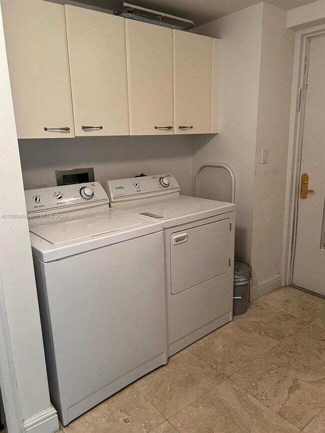 Building Photo - 19955 NE 38th Ct