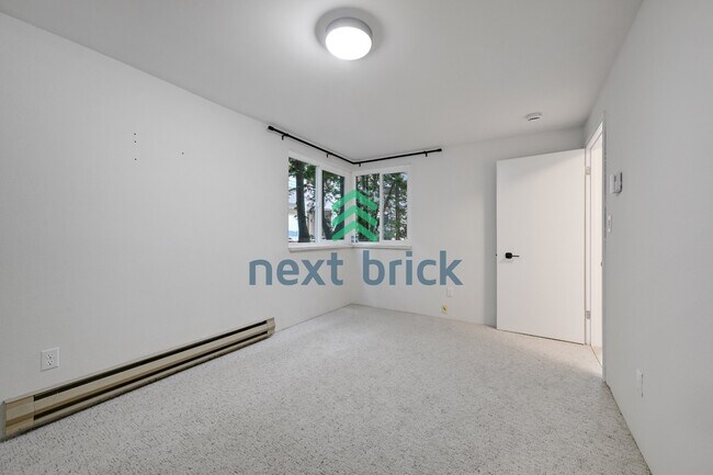 Building Photo - For Rent – 1 Bedroom | 1 Bathroom Lakeview Condo in Leschi Shores