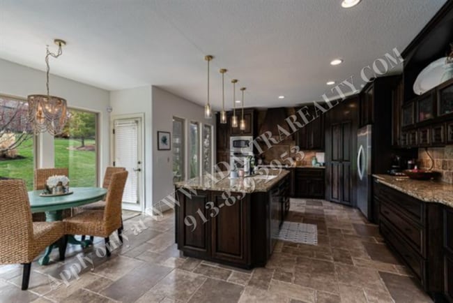 Building Photo - Gorgeous 5 Bed 5 Bath Home in Olathe-Avail...